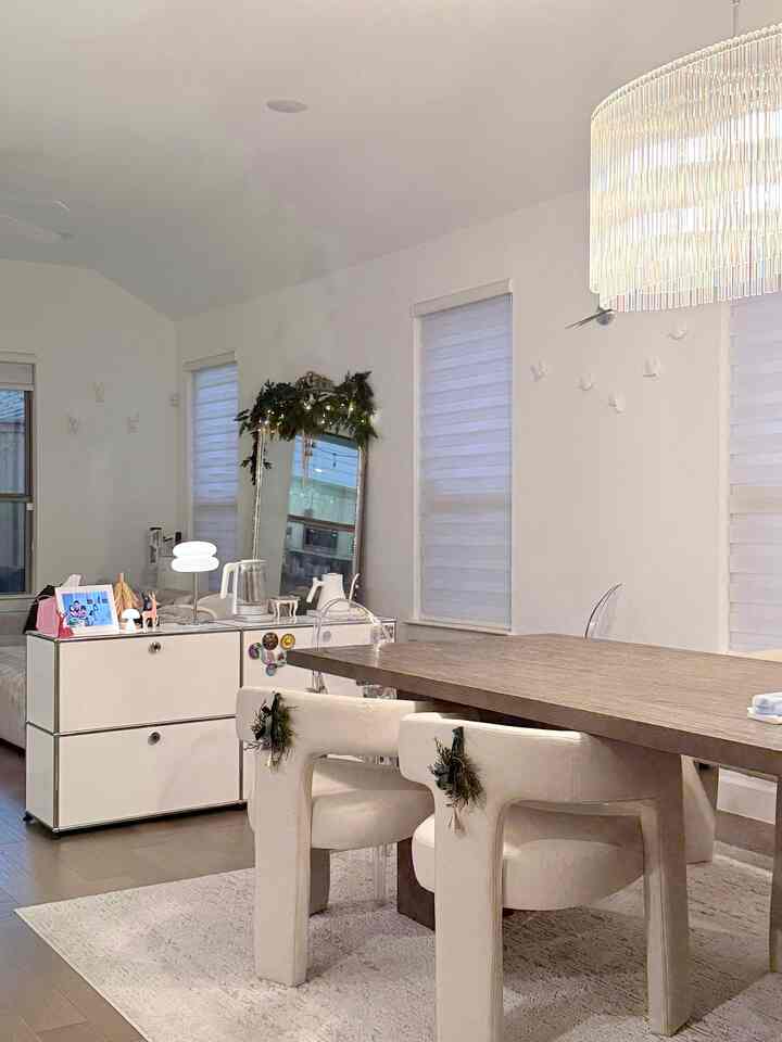 Holiday craziness has somewhat calmed down and we are able to finally have a day to stay in for the night😮‍💨 Instead of resting, spent the day rearranging😝
.
.
#ohouseglow #ohouseholiday #holiday #christmastime #festive #cozyhome #ohousecozy 