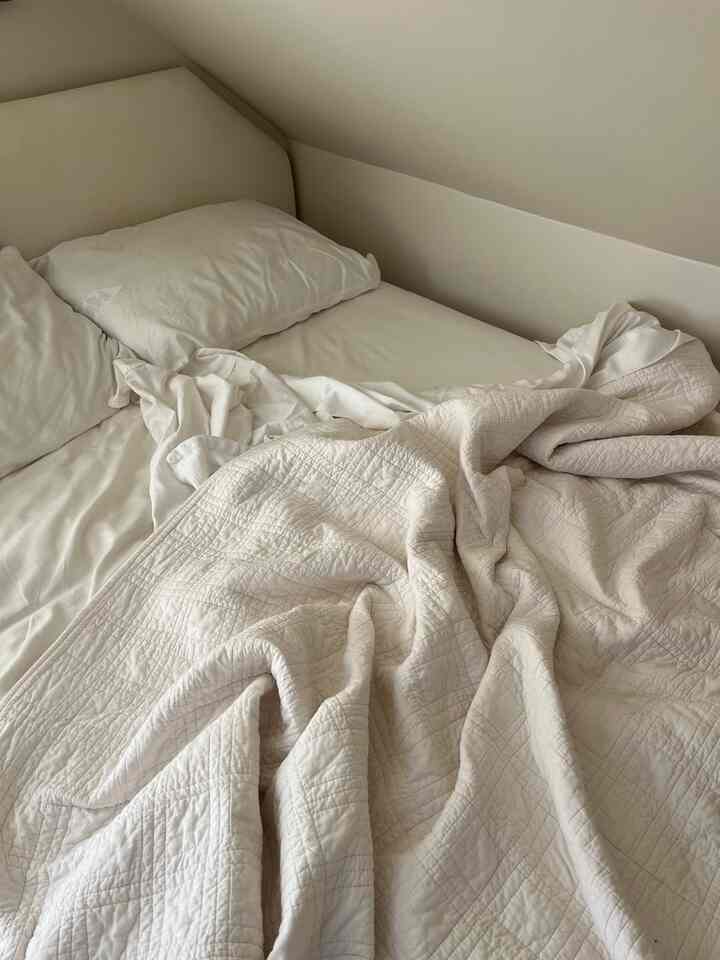 nothing like starting off the new year with a clean slate #bedroom #minimalbedroom #bedding #quilt #sheets 