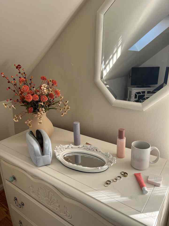 the morning sun #bedroom #cozy #minimalbedroom #mirror #vase #flowers 