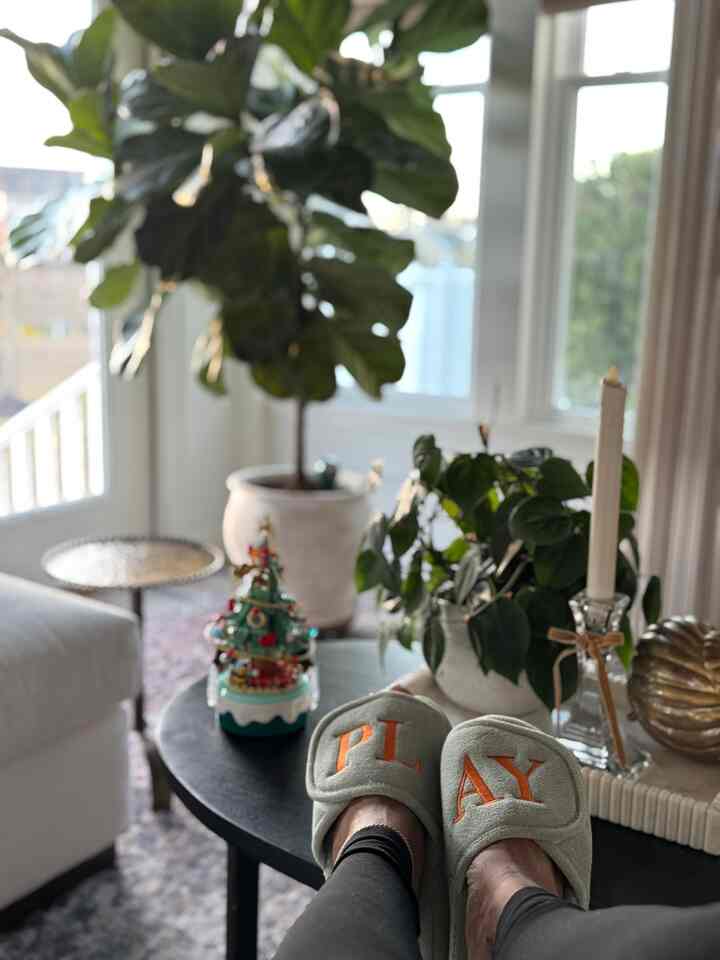Is it Christmas yet?? I’m ready to play :)
#Sunroom #Play #Christmas #Gifts #Slippers #ohousetoday #ohouseglow