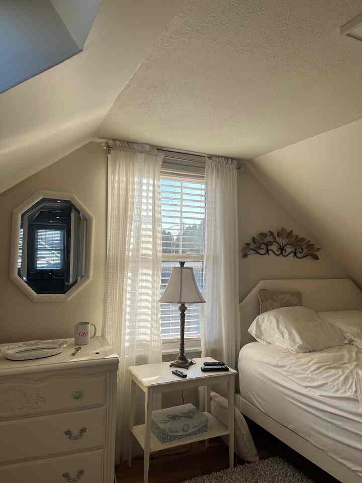 the morning light in this bedroom always brings me so much happiness 

#morning #bedroom #bedroomlight #minimalroom #minimalbedroom #whitesheets 