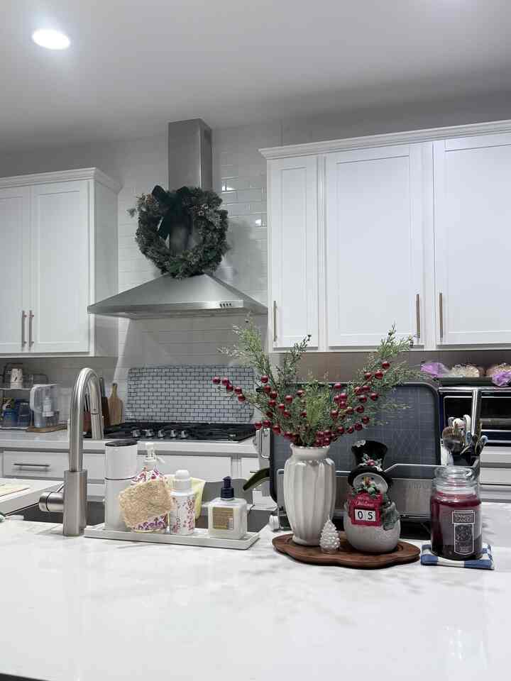Decorate my spaces with Christmas arrangements🌲

#christmas #decorations #wreath #florals #candle #redandgreen #christmasstyling

