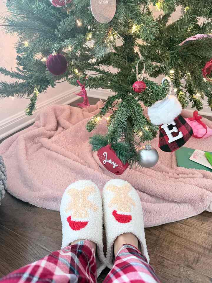 Christmas gift from my hubby 💞

#gingerbreadman #christmasgift #christmasslipper #cozyhome #christmastree #christmasstyling