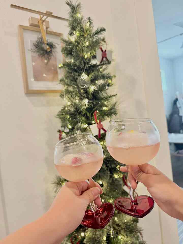 Having a hard time finding the perfect velvet red ornaments for our Christmas Tree in the entryway so finally ordered them off Amazon🤪
.
School is out so enjoying festive mocktails with my daughter❤️ Heart glasses are perfect to spruce up any drink🥂
.
#ohousetree  #ohousegather #ohouseglow #ohousegrateful #cozyhome #entry #diy #tree #decor