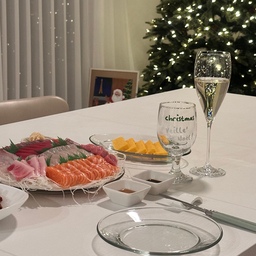 Christmas Eve Dinner With Husband 🥰🤍
I prepared sashimi and champagne that both of us love 🍣🍣🎄
#holidayhosting  #OhouseGather #OhouseGlow #CozyHome #dinner #plating 