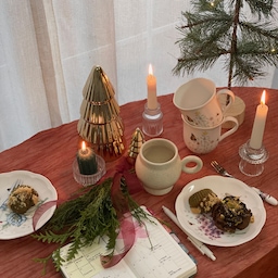 Coffee time with a friend instead of my husband ☕️ Having a friend to share the Christmas season with is a blessing.
#OhouseGather #gatherandglow #christmastree #holidayvibes #DecemberVibes #OhouseGrateful #OhouseCozy #OhouseGlow #OhouseStyling