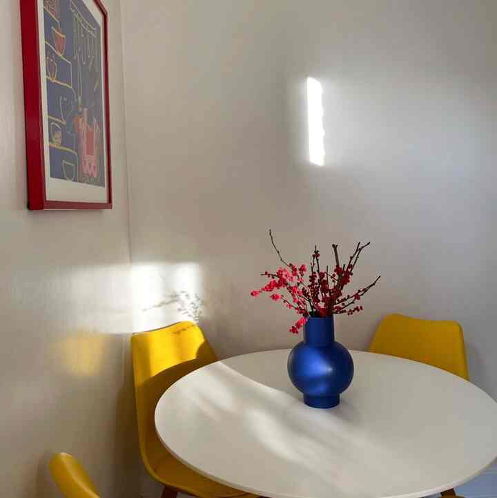 Winter berries are the perfect touch this time of year ❤️ #bouquet #christmasdecor #winter #sunlight  #christmas #moderneclectic #eclecticdecor #colorfuldecor 