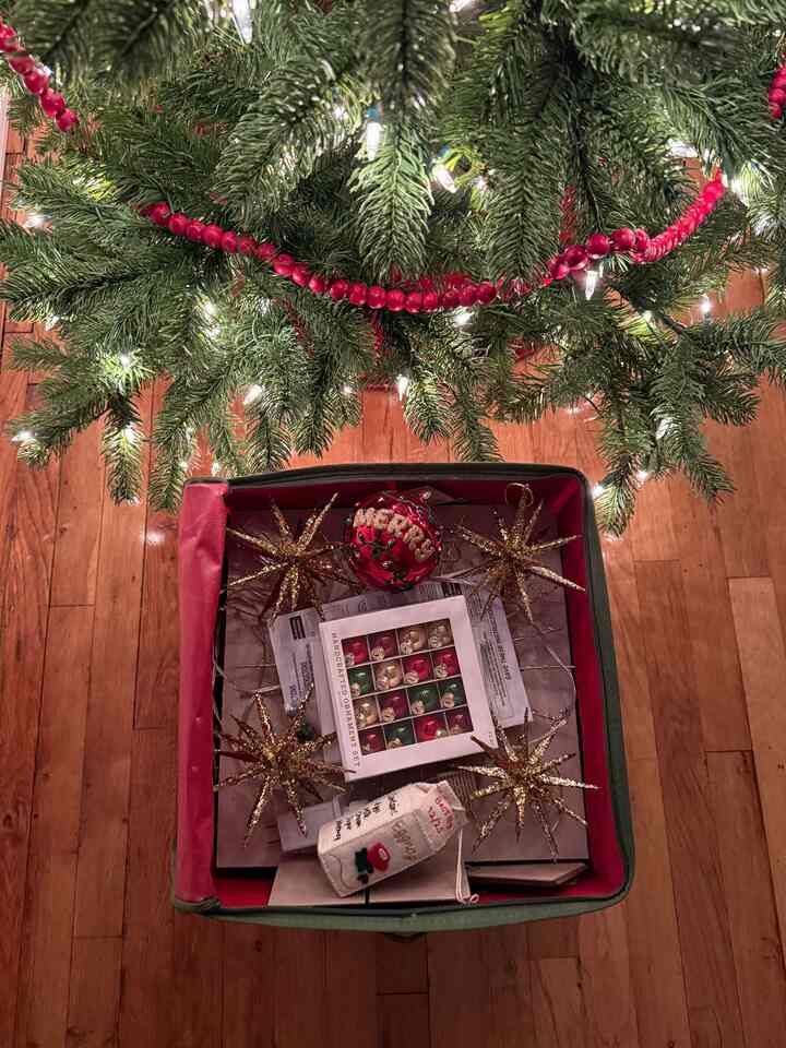 This box has kept my ornaments safe for 5 years now 🥹🎄
#christmas #christmasornaments #ohousetree #ornaments #moderneclectic #eclecticdecor #colorfuldecor #ohousegather #ohouseglow #cozyhome #christmasdecor