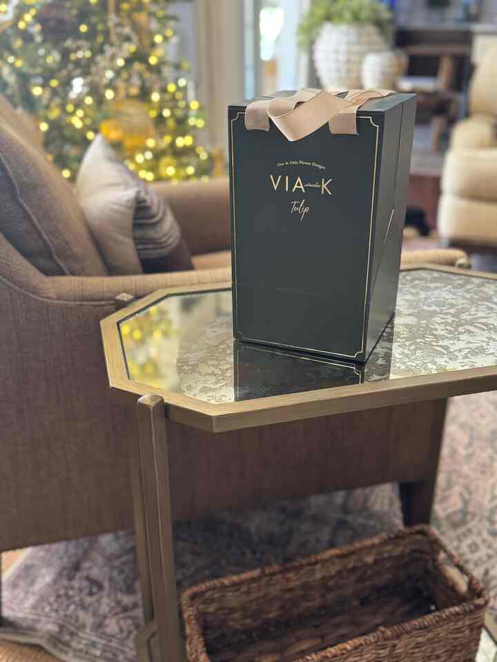 How adorable are these led-lit tulips?! They make the sweetest gift for a bedroom or charming centerpiece. Theyre on a timer and also come with a remote!
#tulips #flowers #gift #light