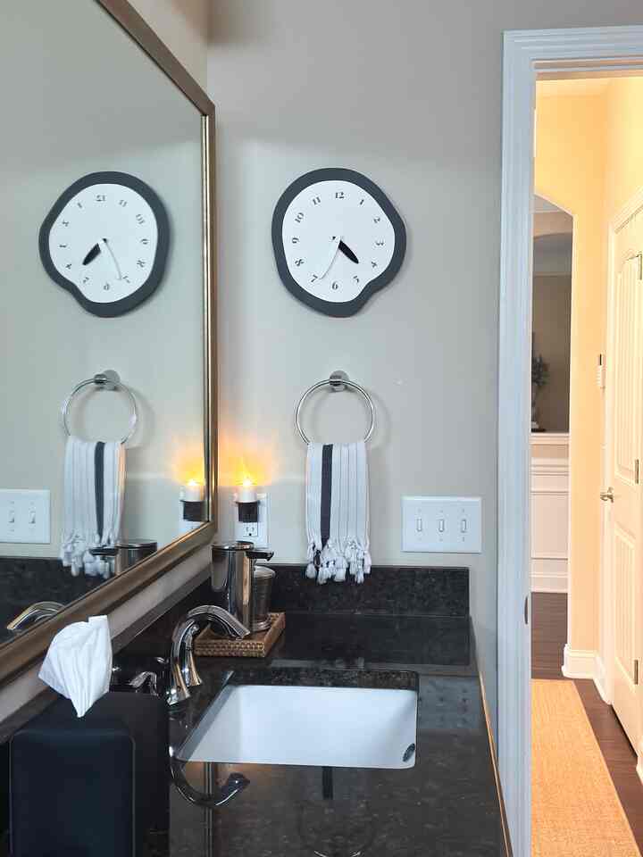 A clean bathroom refresh. Almost time to ring in the new year! 
#bathroom #clock #ohousetoday