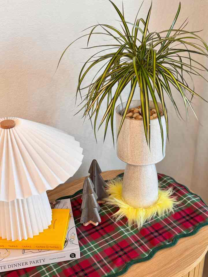 A yellow fur coaster is the perfect match for Christmas decorations 💛🎄

#ohousegift #ohousholidays #christmas #livingroom #winterdecoration #colorfuldecor 
