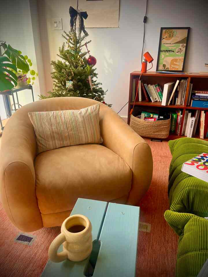 Cozy morning with a sip of tea ☕️

#livingroomdecor #lounge #loungechair