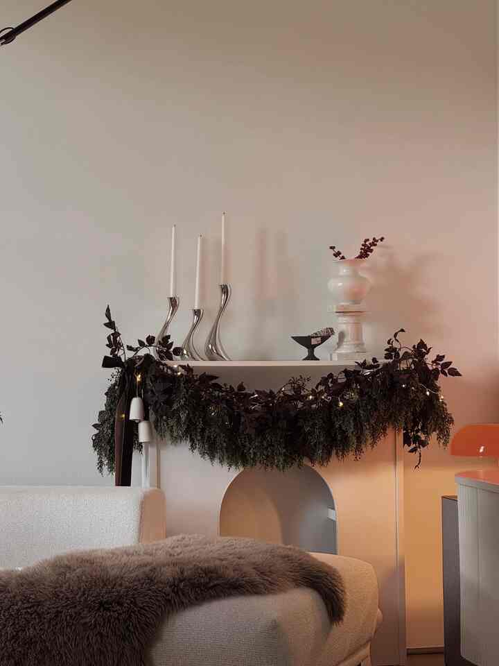 Christmas details 🌲

#OhouseTree 
#OhouseGather #Ohouseglow #Cozyhome #livingroom #livingroomdecor #livingroomdecoration #Holidayseason #fireplacedecor #firepalce #christmasdecor #candle #candlelight 
#lighting #lamp #lmoodlighting 
#rug 