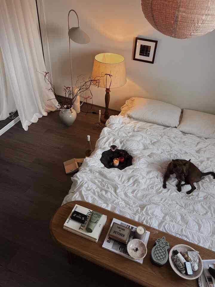 A somple touch for christmas 🎀


#OhouseTree 
#OhouseGather #Ohouseglow #Cozyhome #bedroom #bedroomdecor #bedroominspo #Holidayseason #bedbench #tabledecor  #christmasdecor #candle #candlelight 
#lighting #lamp #lmoodlighting 

