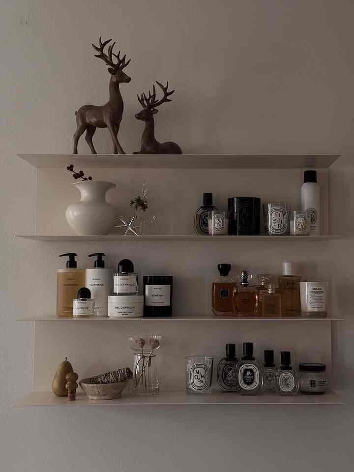 A tree-free Christmas shelf, softly styled 🦌

#OhouseTree 
#OhouseGather #Ohouseglow #Cozyhome #shelf #shelfdecor #shelfinterior #perfume #fragrance #vase #Holidayseason #christmasdecor #candle #homefragramce #sagestick 

