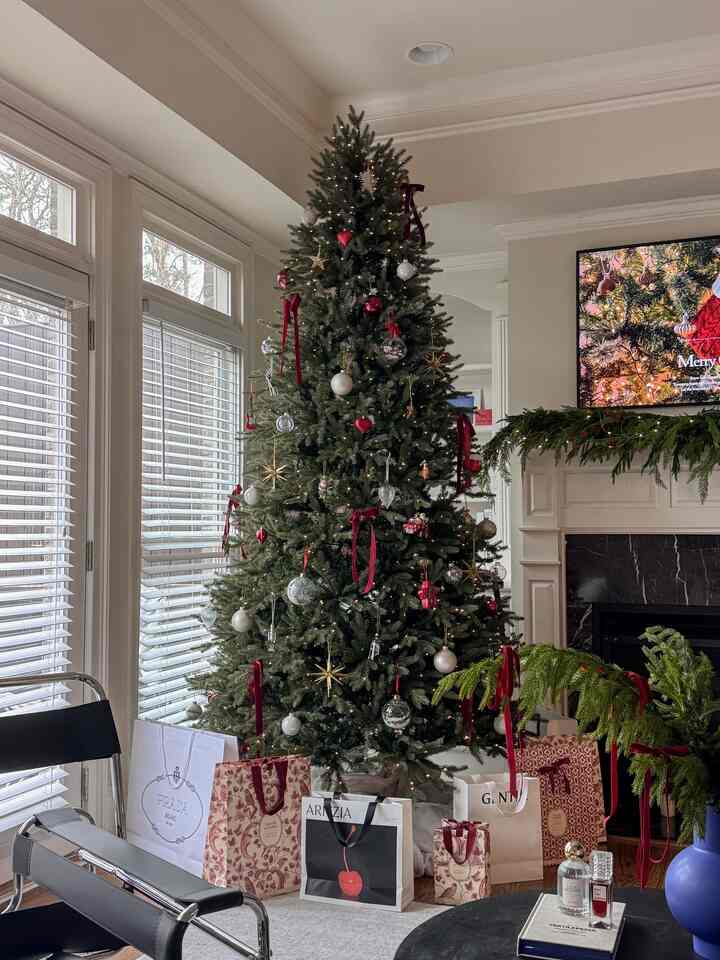 I’m gonna miss this view, ngl🎄💭
.
.
.
#OhouseTree #OhouseGather #OhouseGlow #CozyHome #livingroominspo #lamp #vase 