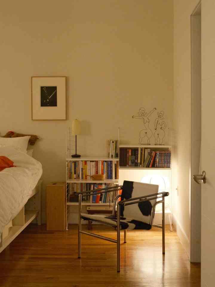 Cleaned up my reading nook. Love to wind down here.

#readingnook #readingcorner #OhouseGlow #OhouseReset