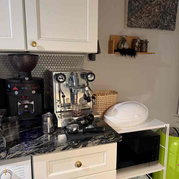 Coffee break 🖤 

#kitchen #coffeeinterior #coffeestation #coffeebar