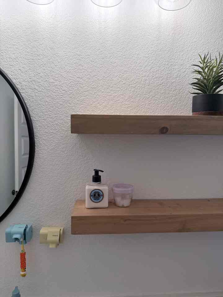 Memasang tempat penyimpanan mainan mandi baru untuk anak laki-laki saya 🩵

#tahunbaru #cleaningup #bathroom #organization #secondbathroom #mystylemyspace