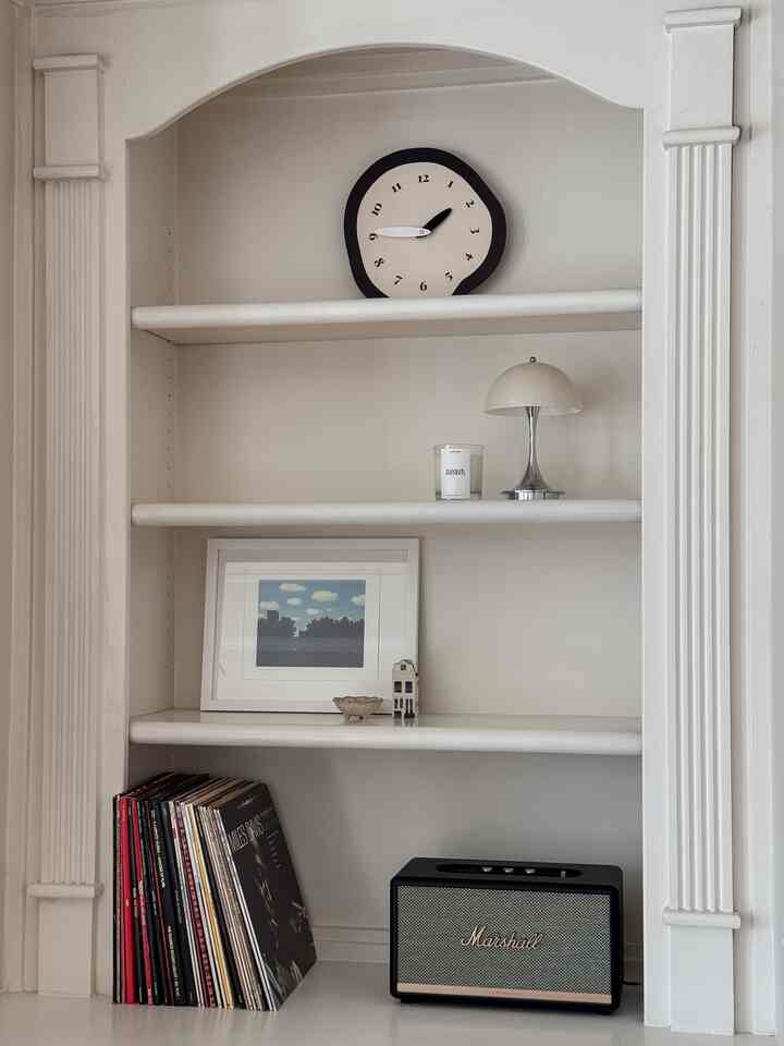 Refreshed the shelves for the new year🤍
.
.
.
#OhouseReset #Ohousecleanse #NewYearReset #shelfie #shelfstyling #speaker #portablelamp #clock