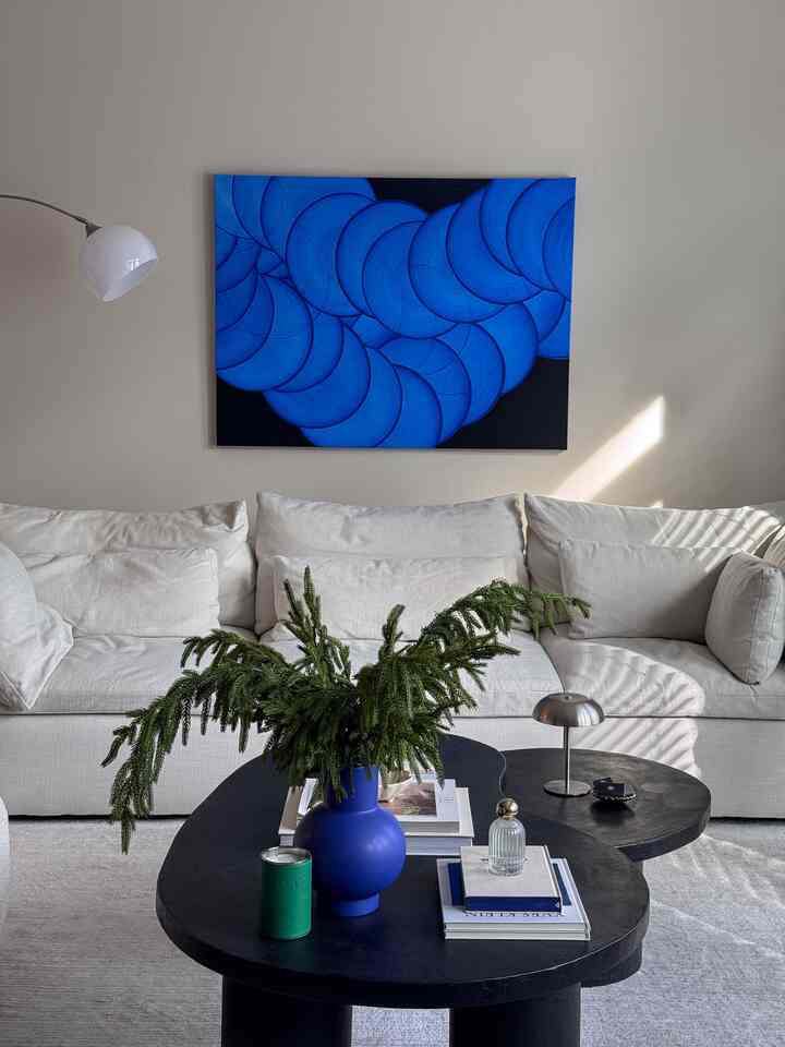 Miss my Christmas decors but the living room does feel fresh after a reset💙
.
.
.
#OhouseReset #Ohousecleanse #NewYearReset #livingroom #livingroominspo #vase #portablelamp #parisianmodern #minimalwithmood #sofa 