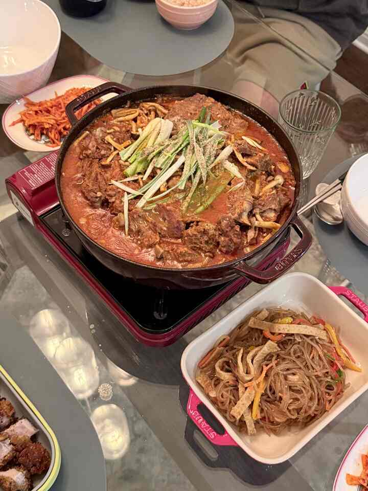 Perfect dinner with friends ♥️

#theendofyearparty #gamjatang #porkcutlet #jabchae #koreanfoods #gatheringdinner