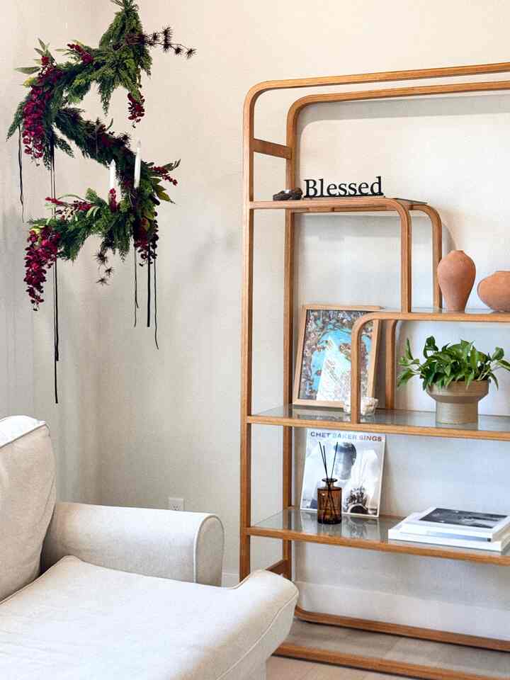 All the Christmas decor is packed away,
but I couldn’t let this floating Christmas tree go 😂 I’ll enjoy it a little longer until winter ends ❄️

#winterhome #cozydecor #floatingtree #wintervibes #homedecor #cozyliving #simplehome #wintermood #homeinspo #seasonaldecor #slowwinter #cozycorners