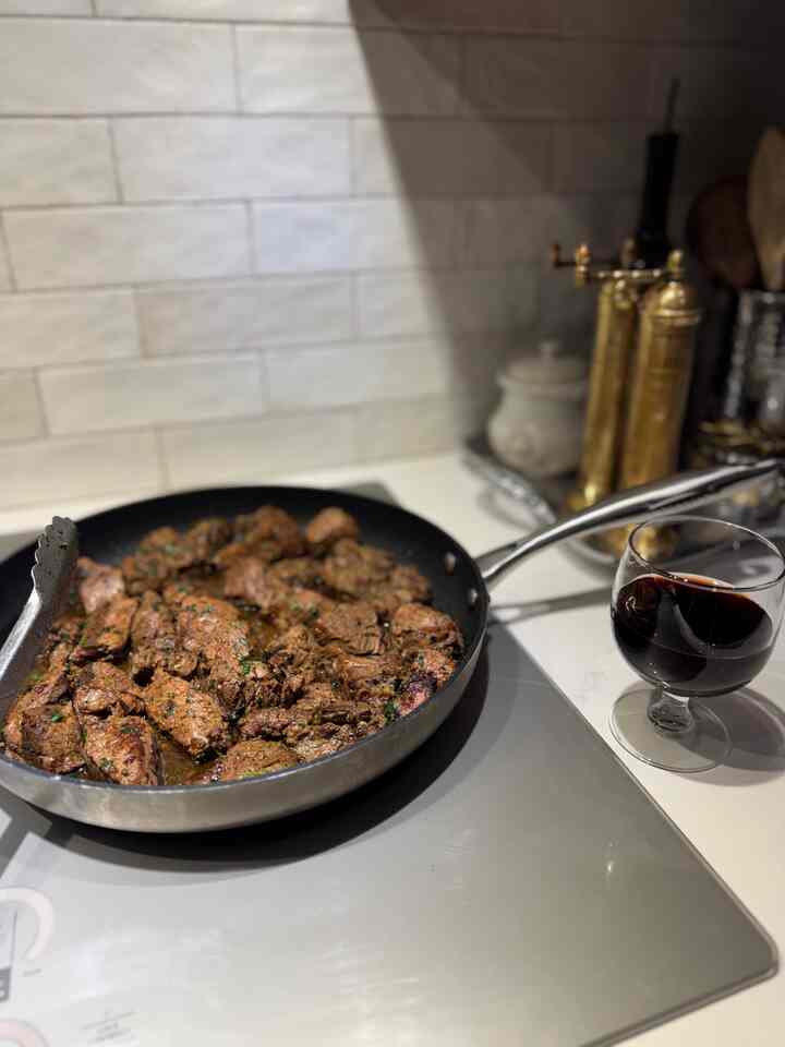 Garlic steak bites 🤎
A quick and delicous weeknight meal 
#dinner #kitchen #timelesshome