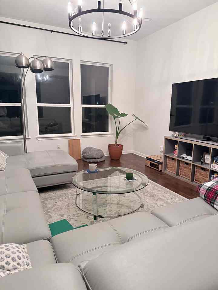 Semua dekorasi Natal sudah dimasukkan ke gudang, dan semuanya sudah kembali ke tempatnya masing-masing ☑️🖤

#selamattahunbaru #gettingback #cleaningup #storages #livingroomdecor