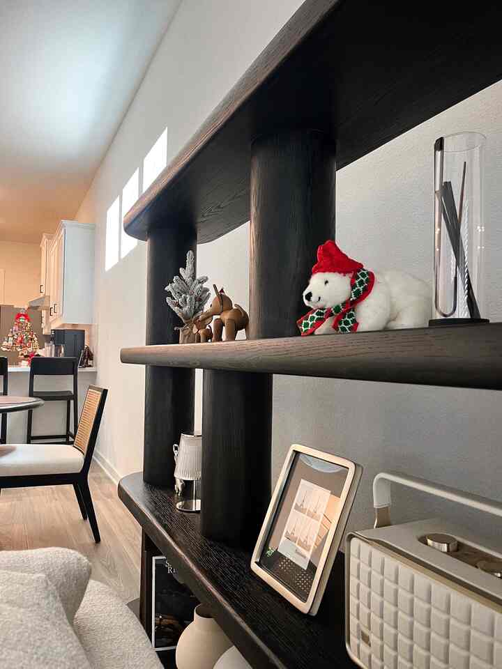 Navy-toned living room featuring a bookshelf on the right with natural colors and a cozy atmosphere