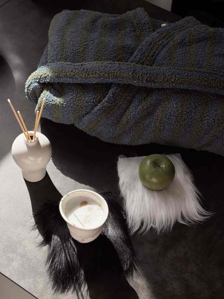 A robe that’s cozy and stylish, plus a fur coaster with a cool, edgy vibe.
Thanks, Ohouse 💙

#OhauseRug #OhouseCozy #Ohousestyling #cozyrobe #coster #coffeemug #coffeecup #diffuser 