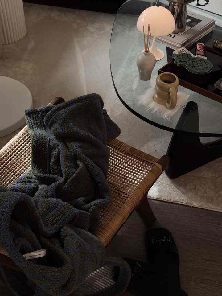 New Year’s morning coffee time after resetting the living room.

#OhauseReset #Ohouseglow #Ohousecleanse #NewYearreset #robe #coffeetable #coster #mug #coffee #diffuser #lamp #livingroom #livingroomreset #livingroomdecor 