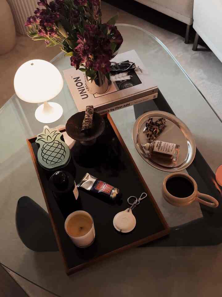 Coffee table reset 🤎

#OhauseReset #Ohouseglow #Ohousecleanse #NewYearreset #robe #coffeetable #coster #mug #coffee #diffuser #lamp #livingroom #livingroomreset #livingroomdecor #Homereset #Homecleaning #tray #tablestyling #flowerstyling #sagestick #incense 



