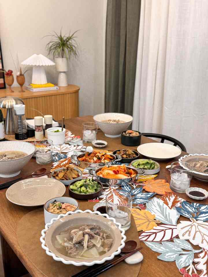 昨年のホリデーシーズンに開催された韓国風ディナーパーティーの様子です。素敵な人たちと美味しい料理を分かち合うこと＝純粋な幸せ🤍

#koreandinner #holidaytable #dinnerpartyathome #homegathering #goodfoodgoodpeople #simplejoys #tablemoments #cozydinner #foodandfriends #homedining