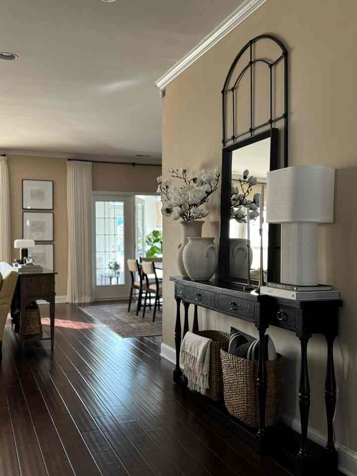 Happy Friday! ☀️
#timeless #achievabledesign #entryway