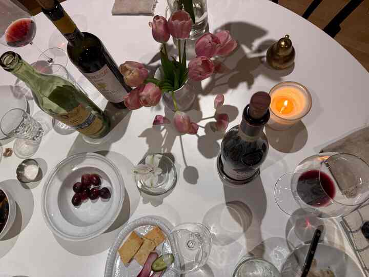 Pink tulips & vintage wine #diningtable #knoll #winetable