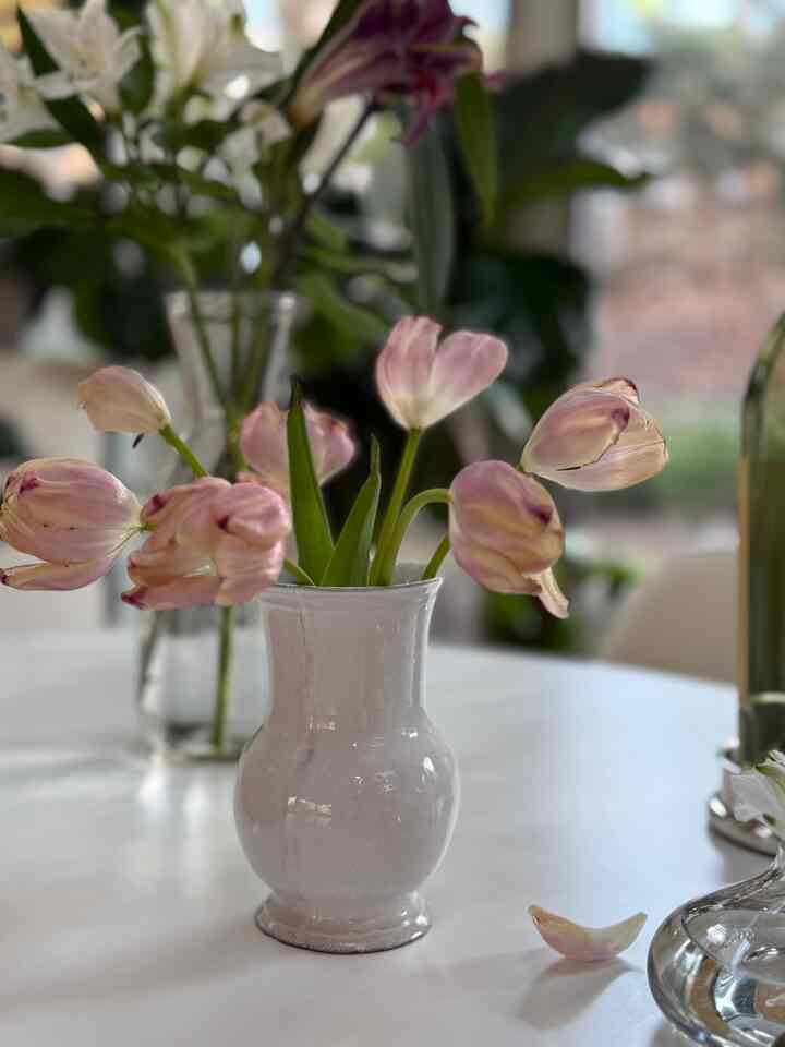 Faded pink tulips… 💗 #diningtable #knoll #saarinentable #tuliptable