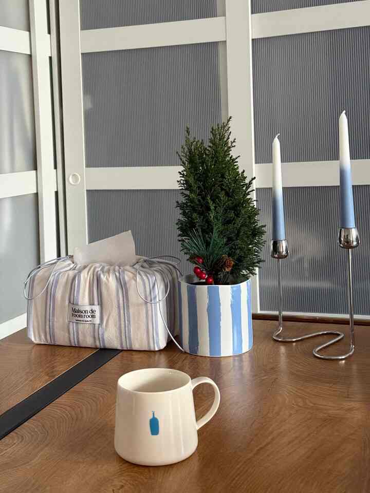 Meja makan bertema biru dengan tambahan terbaru berupa penutup tisu Ohouse! Suka sekali bagaimana benda rumah tangga biasa ini bisa berubah menjadi dekorasi meja yang lucu! #ohouse #tissuecover #blue #tabledecor