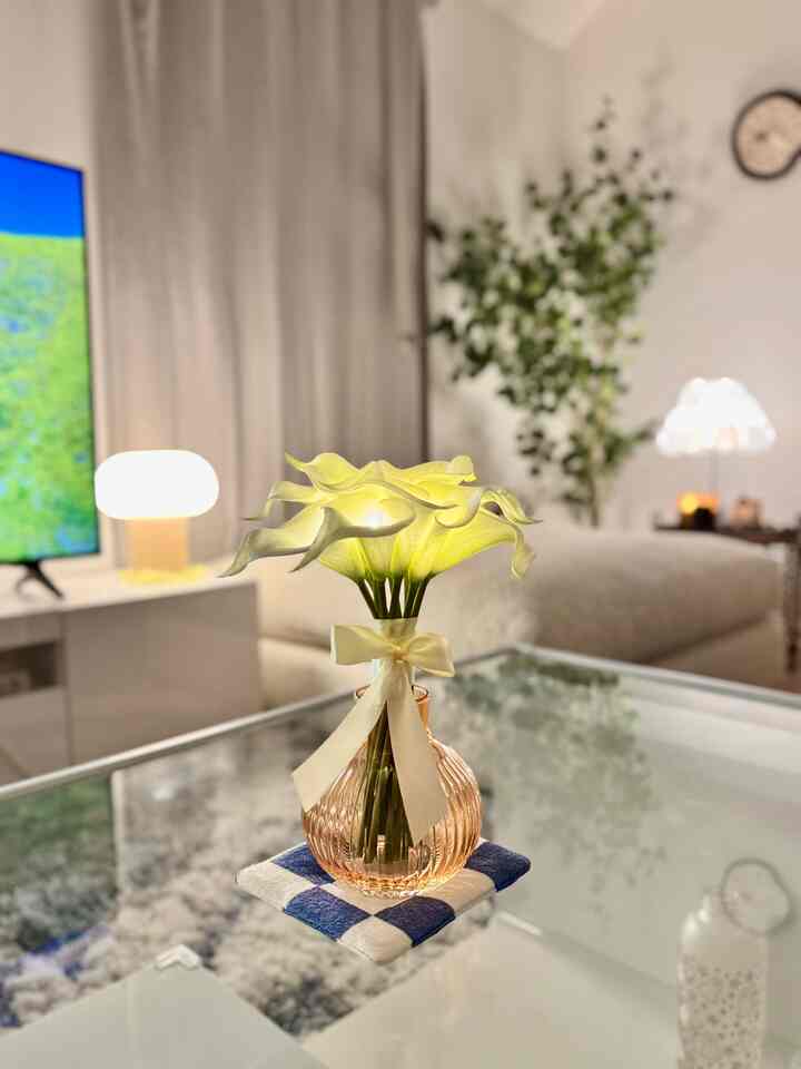 Simple, yet such a mood-changing decor piece 🤍
This lily bouquet lamp is honestly perfect for someone like me who cannot keep real plants alive (I try 😅). It’s such a stress-free, low-maintenance way to keep the living room feeling fresh and cozy — and the fact that it’s also a lamp makes it even better. The perfect little step toward spring 🌸

#OhouseReset #OhouseLight #Ohousecleanse #NewYearReset #OhouseCozy #OhouseStyling #OhouseGlow #cozy #cozyhome #cozyinterior #livingroom #livingroominterior #cozylivingroom #interior #homedecor #homededor #interior #lamp #flowerlamp