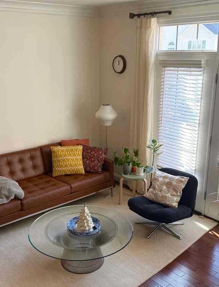 New year, clean house✨🤍

#OhouseReset #Ohousecleanse #NewYearReset #homedecor #warm #cozy #midcenturymodern #interior #sofa #coffeetable #ikea #knoll #livingroom #livingroominterior 