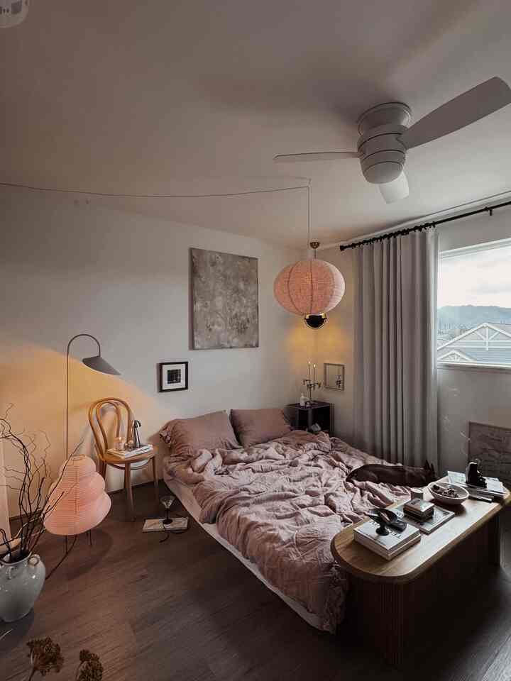 I can’t resist lighting that brings a sense of warmth and coziness, even in daylight.💡


#OhouseLight #OhouseGlow #Lampstyling #cozytip #bedroom #bedroominterior #bedroomdecor #roominspo #bedding #linenbedding #chair #lamp #lighting #lightinginterior #cozy #candle #ohousestore #canvasframe #curtainstyling 