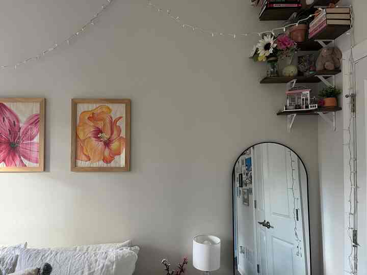 Tidak pernah salah dengan sentuhan warna cerah

#kamar tidur #bedroomdecor #frames #pictureframe #mirror #floormirror #lamp #tablelamp