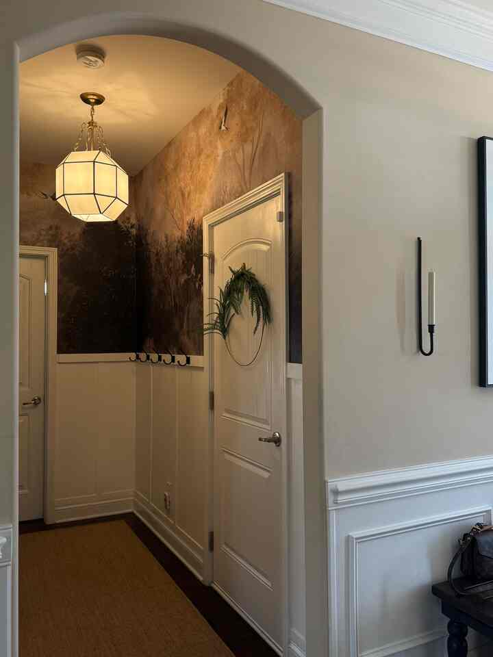 Di ruang kecil, tanaman hijau bisa berasal dari tanaman dalam pot, pohon kecil, atau bahkan karangan bunga.
#entry #mudroom #chandelier