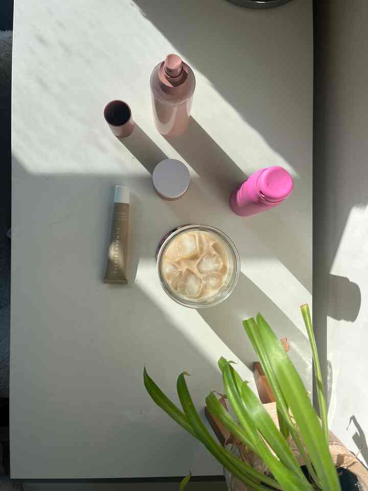 i moved my desk right next to my window and i think its the best thing i have ever done! getting ready in the morning and working feels so much easier with sunlighting hitting me #bedroom #bedroomdecor #desk #deskarea #vanith 