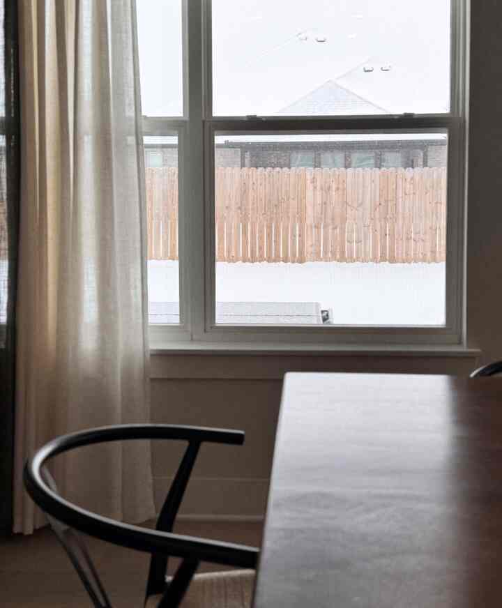 今朝は一晩で降った雪のおかげで、家は静かで居心地の良い空間になっています❄️

#cozymorning #quietmoments #snowymorning #cozyhome #slowmorning #calmvibes #wintermood #softlight #peacefulhome #simpleliving