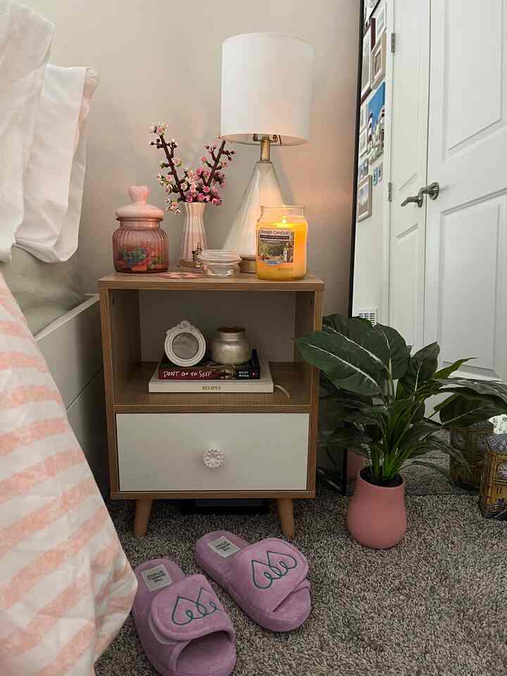 restyled my nightstand and i have this little whote picture frame but no idea what to put into it #ohousefind #ohousefinds #reset #bedroom #nightstand #nightstanddecor 