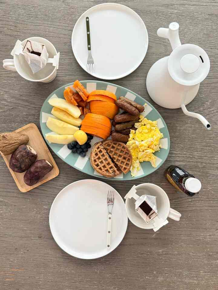 It’s snowing in Dallas, mainly ice and sleet! We call it Dallaska😂! 

But I’m not complaing gives us time to spend time with family and enjoy a good breakfast😁

#snow #winterhome #cozyhome #ohousereset #familytime #onthetable
