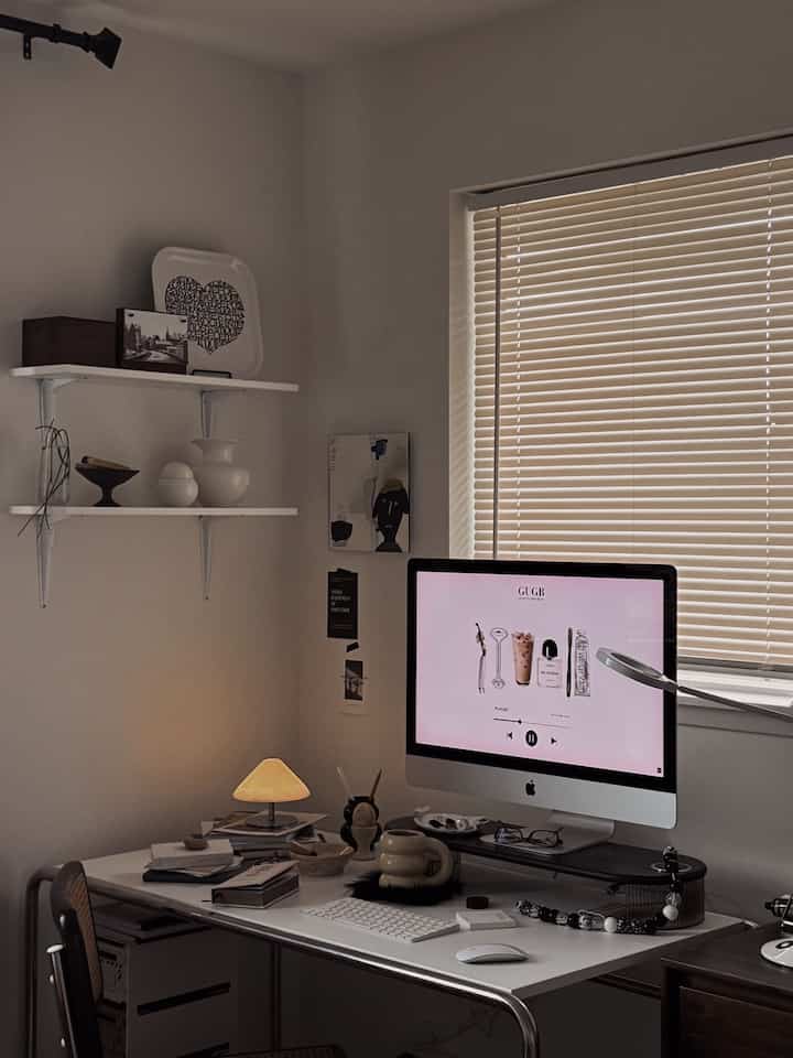 Bahkan ruang kerja saya pun butuh sentuhan pencahayaan yang nyaman. 💡

#OhouseLight #OhouseGlow #Lampstyling #cozytip #desk #deskterior #desksetup #workspace #homeoffice #desksetup #workplace #deskdecor #zarahome #mug #coster #ohousestore #lroominspo #shelf #wallshelf #ikea #lamp #lighting #lightinginterior #cozy #vase

