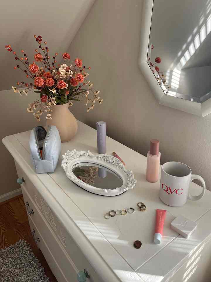 one can never have to many mirrors! thye help brighten up a space so much #bedroom #lighting #mirror #bedroomdecor #ohouseglow #ohouse #ohousecare