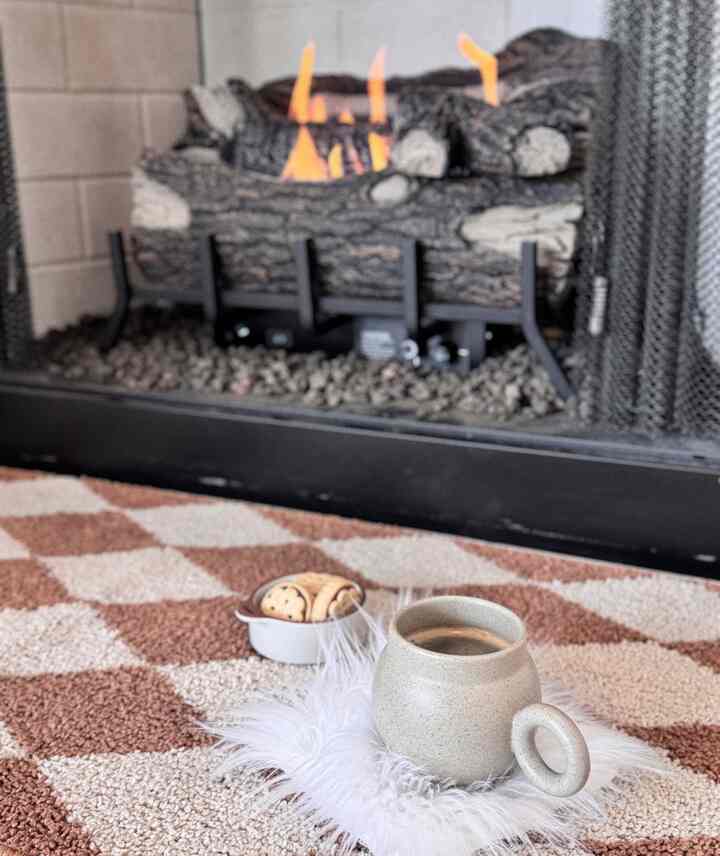 I don’t usually turn on the fireplace because of the gas bill,😂 but today feels worth it.
A cozy snack time right in front of the fire ☕️

#fireplacetime #cozyevening #snacktime #wintervibes #cozyhome #warmandcozy #homemoments #quietmoments #cozyathome 
